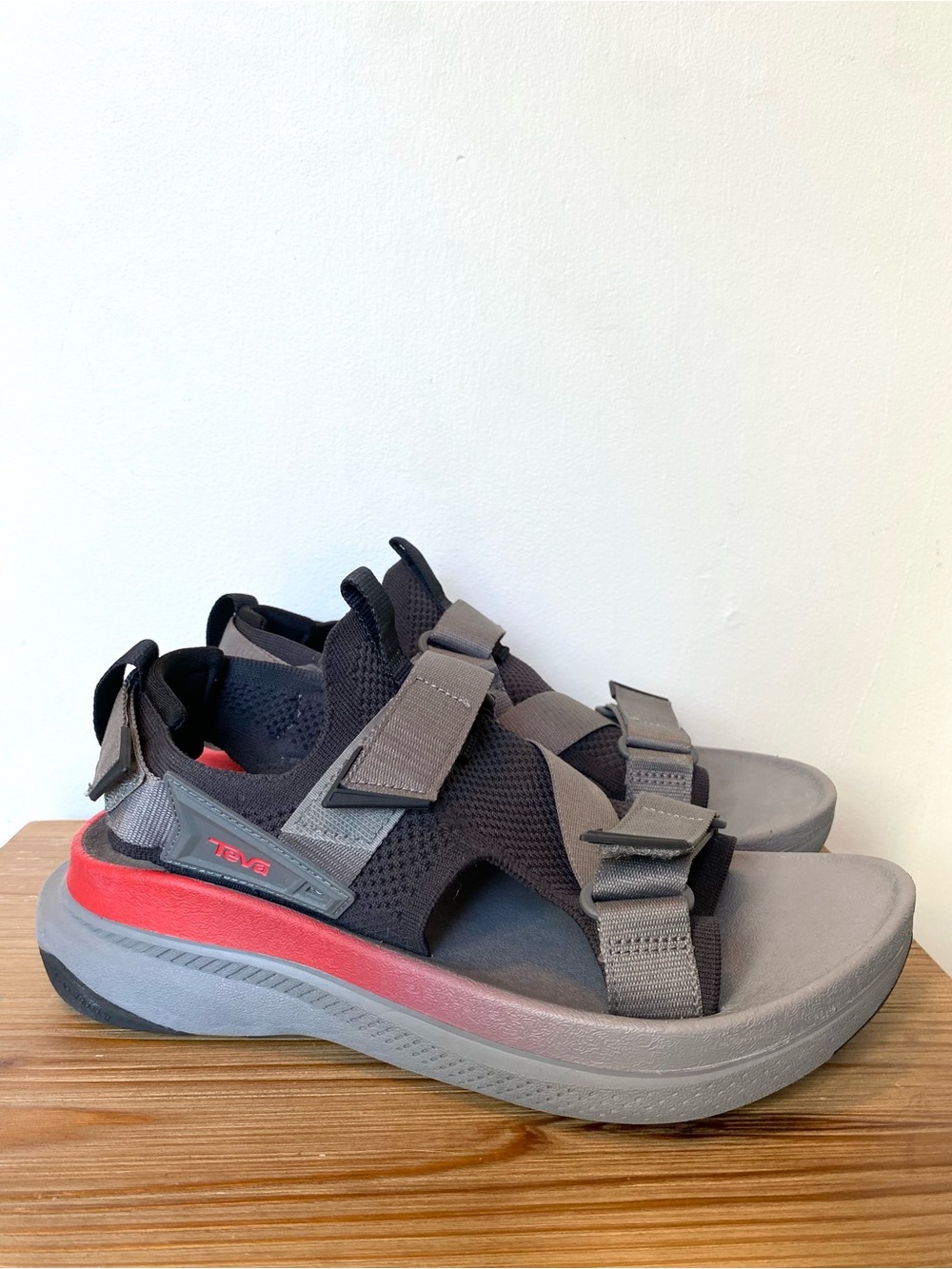 TEVA men's aventrail trail running sandals Black Charcoal EUC Size 9.5 outdoors